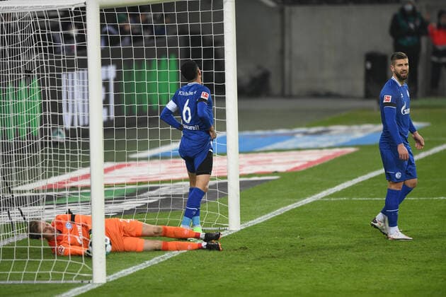 Bilder des Jahres 2020, Sport 11 November Sport Themen der Woche KW48 Borussia Mönchengladbach - FC Schalke 04 28.11.2020. Schalke nach dem ersten Gegentreffer. V.l: Tw. Rönnow, Omar Mascarell und Matija Nastasic. DFL REGULATIONS PROHIBIT ANY USE OF PHOTOGRAPHS AS IMAGE SEQUENCES AND OR QUASI-VIDEO
