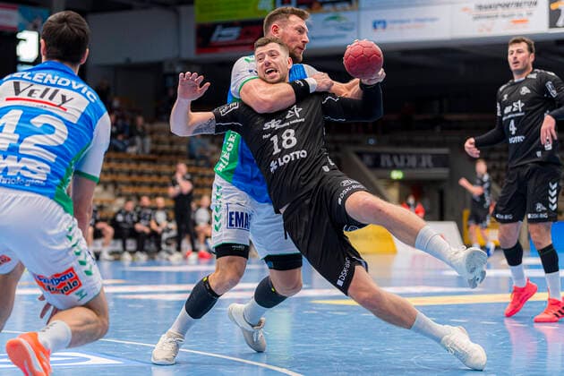 Bilder des Jahres 2020, Sport 11 November Sport Themen der Woche KW48 Sport Bilder des Tages Stuttgart, Deutschland 29. November 2020: HBL - 20 21 - Frisch Auf Goeppingen - THW Kiel v. li. im Zweikampf Jacob Bagersted (Goeppingen) und Niclas Ekberg (THW Kiel) Goeppingen EWS Arena Baden-Württemberg Deutschland