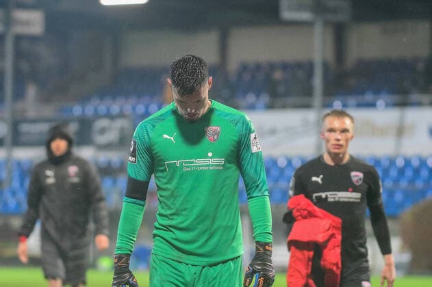 Bilder des Jahres 2020, Sport 11 November Sport Bilder des Tages Fabijan Buntic (FC Ingolstadt 24) mit gesenktem Haupt nach dem Spiel DFB regulations prohibit any use of photographs as image sequences and or quasi-video, GER, Fussball, 3. Liga, SV Meppen - FC Ingolstadt, 30.11.2020, Haensch Arena Meppen Copyright: xEibner-Pressefotox EP_EER