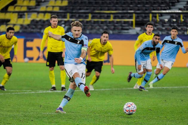 Bilder des Jahres 2020, Sport 12 Dezember Sport Themen der Woche KW49 Sport Bilder des Tages Dortmund, Signal-Iduna-Park, 02.12.20: Ciro Immobile (Rom) schiesst per Elfmeter das 1:1 Ausgleichstor im Championsleague Spiel Borussia Dortmund vs. Lazio Rom.