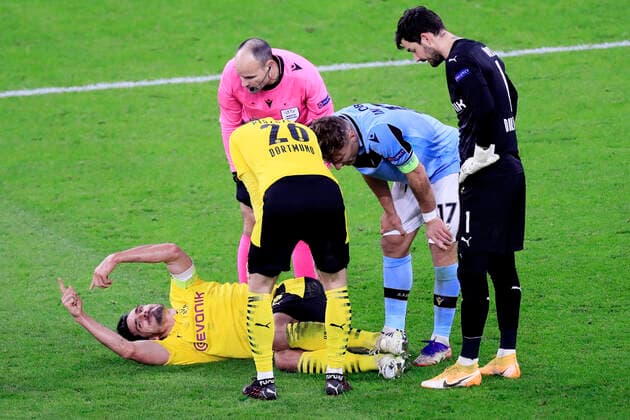 Bilder des Jahres 2020, Sport 12 Dezember Sport Themen der Woche KW49 Sport Bilder des Tages HUMMELS Mats Team BVB verletzt mit Kapitaen IMMOBILE Ciro Schiedsrichter LAHOZ Mateu und Torwart BUERKI Roman UEFA Champions League Saison 2020-2021 Gruppe F Spiel Borussia Dortmund - Lazio Rom 1 : 1 am 02. 12. 2020 in Dortmund DFL REGULATIONS PROHIBIT ANY USE OF PHOTOGRAPHS as IMAGE SEQUENCES and or QUASI-VIDEO