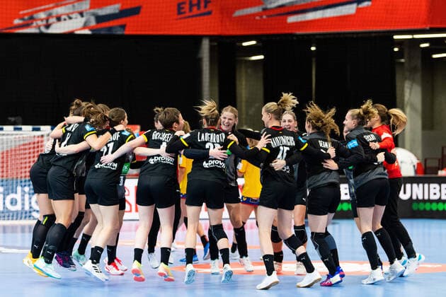 Bilder des Jahres 2020, Sport 12 Dezember Sport Themen der Woche KW49 Sport Bilder des Tages 201203 Players of Germany celebrate after the EHF European Handball Championship match between Romania and Germany on December 3, 2020 in Kolding. Photo: Petter Arvidson BILDBYRAN kod PA PA0120 handball handboll handball ehf euro 2020 em 2020 handball championship 2020 handbolls-em 2020 romania germany day 1 dam bbeng jubel Copyright: PETTERxARVIDSON BB201203PA082