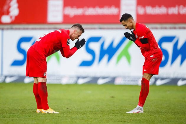 Bilder des Jahres 2020, Sport 12 Dezember Sport Themen der Woche KW49 Sport Bilder des Tages Marvin Pourie (1.FC Kaiserslautern) bejubelt den Treffer zum 2:2 mit Kenny Prince Redondo (1.FC Kaiserslautern), 1.FC Kaiserslautern vs MSV Duisburg, Fussball, 3. Bundesliga, 05.12.2020 1.FC Kaiserslautern vs MSV Duisburg, Fussball, 3. Bundesliga, 05.12.2020 Copyright: xNeisx Eibner-Pressefotox EP_ans