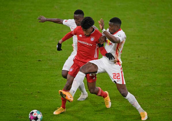 05.12.2020, Fussball 1. Bundesliga: FC Bayern - RB Leipzig 05.12.2020, Fussball 1. Bundesliga 2020 2021, 10. Spieltag, FC Bayern München - RB Leipzig, in der Allianz-Arena München. (L-R) Amadou Heidara (RB Leipzig) gegen Kingsley Coman (Bayern München) und Nordi Mukiele (RB Leipzig) Foto: Bernd Feil M.i.S Pool Nur für journalistische Zwecke! Only for editorial use! Gemäß den Vorgaben der DFL Deutsche Fußball Liga ist es untersagt, in dem Stadion und oder vom Spiel angefertigte Fotoaufnahmen in Form von Sequenzbildern und oder videoähnlichen Fotostrecken zu verwerten bzw. verwerten zu lassen. DFL regulations prohibit any use of photographs as image sequences and or quasi-video. National and international NewsAgencies OUT. München Allianz-Arena Bayern Deutschland