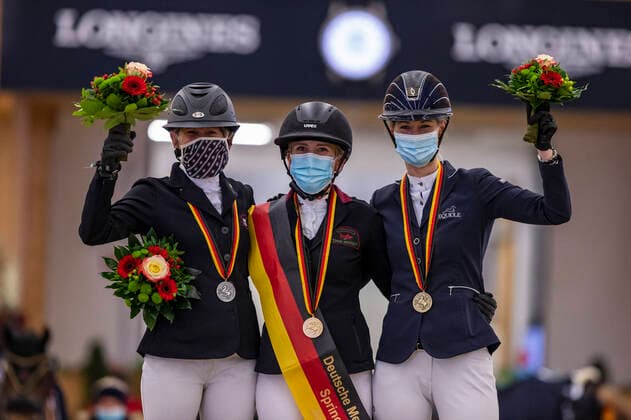 Bilder des Jahres 2020, Sport 12 Dezember Sport Themen der Woche KW49 RIESENBECK - Int. Deutsche Meisterschaften Springen 2020, Riesenbeck, Pferdesportzentrum, RIESENBECK - Int. Deutsche Meisterschaften Springen 2020, STEURER-COLLEE Barbara (GER), BORMANN Finja (GER), NAGEL-TORNAU Sarah (GER) - Siegerehrung Podest Nat. SpringpruÌˆfung Kl. S mit Stechen