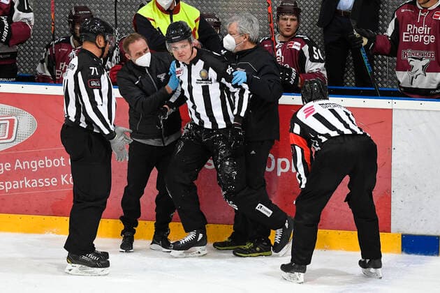 Bilder des Jahres 2020, Sport 12 Dezember Sport Themen der Woche KW49 Sport Bilder des Tages Eishockey - Testspiel- Kölner Haie vs Iserlohn Roosters am 5.12.2020 in der Kölnarena 2 Behandlung des Linesman