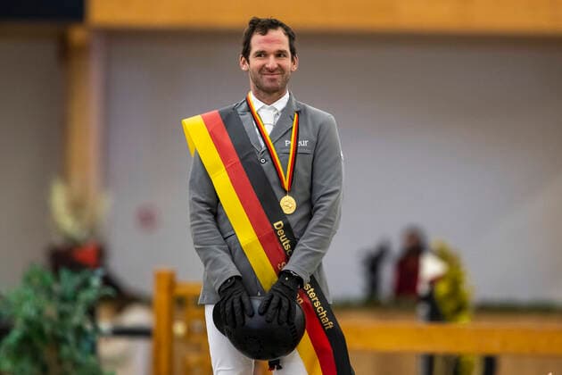 Bilder des Jahres 2020, Sport 12 Dezember Sport Themen der Woche KW49 Sport Bilder des Tages RIESENBECK - Int. Deutsche Meisterschaften Springen 2020, Riesenbeck, Pferdesportzentrum, RIESENBECK - Int. Deutsche Meisterschaften Springen 2020, WEISHAUPT Philipp (GER) - Siegerehrung Meisterehrung Nat. SpringpruÌˆfung Kl. S mit Stechen