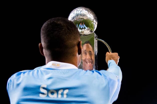Bilder des Jahres 2020, Sport 12 Dezember Sport Themen der Woche KW49 201206 Malmö FFs Amin Sarr med Lennart Johanssons pokal efter fotbollsmatchen i Allsvenskan mellan Malmö FF och Östersund den 6 december 2020 i Malmö. Copyright: PETTERxARVIDSON BB201206PA155