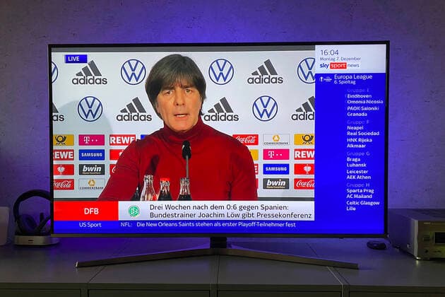 Bilder des Jahres 2020, Sport 12 Dezember Sport Themen der Woche KW50 Sport Bilder des Tages Drei Wochen nach dem 0-6 gegen Spanien: Bundestrainer Joachim Jogi LOEW,LÖW (GER) gibt Pressekonferenz am 07.12.2020 Fernsehbild des Sportsenders SKY News, der die Pressekonferenz live uebertraegt.