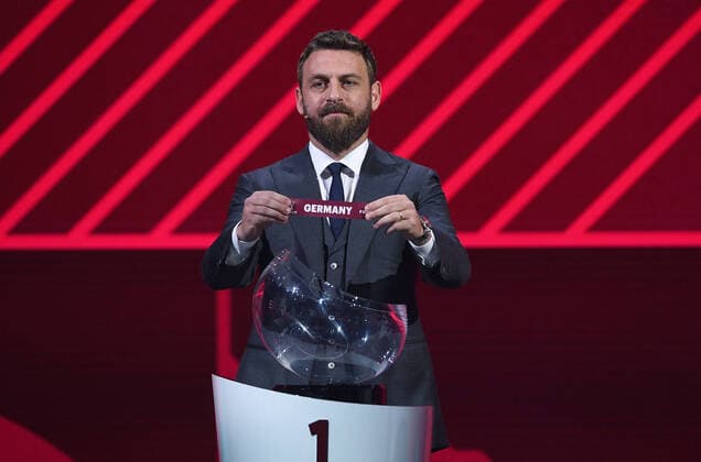 Bilder des Jahres 2020, Sport 12 Dezember Sport Themen der Woche KW50 Sport Bilder des Tages Fussball International 07.12.2020 UEFA-Vorrundenauslosung fuer die FIFA Fussball-Weltmeisterschaft Katar 2022 im Hallenstadion in Zuerich: FIFA Legend Daniele De Rossi (Italien) zieht Deutschland
