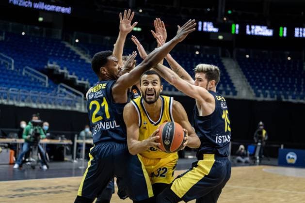 Bilder des Jahres 2020, Sport 12 Dezember Sport Themen der Woche KW50 Sport Bilder des Tages Basketball Berlin 10.12.2020 Saison 2020 2021 Euroleague Regular Season Vorrunde Alba Berlin vs Fenerbahce Beko Istanbul Johannes Thiemann (Alba Berlin, No.32) Nando De Colo (Fenerbahce, No.19) Dyshawn Pierre (Fenerbahce, No.21)