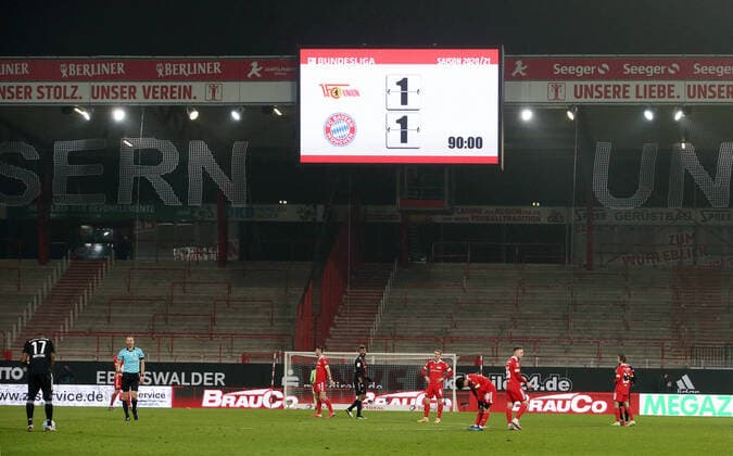 Bilder des Jahres 2020, Sport 12 Dezember Sport Themen der Woche KW50 Sport Bilder des Tages Anzeigetafel mit Endergebnis 1:1 Fußball Fussball DFL Bundesliga Herren Saison 2020 2021 12.12.2020 1.FC Union Berlin FCU vs. FC Bayern München FCB Geisterspiel wegen Corona Covid 19 DFL regulations prohibit any use of photographs as image sequences and or quasi-video.