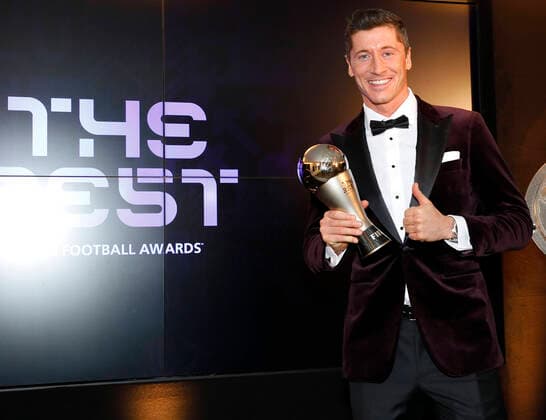 Bilder des Jahres 2020, Sport 12 Dezember Sport Bilder des Tages FC Bayern Muenchen Players And Staff Watch FIFA The BEST Awards MUNICH, GERMANY - DECEMBER 17: Robert Lewandowski of FC Bayern Muenchen poses after winning the FIFA Men s Player 2020 trophy during the FIFA The BEST Awards ceremony on December 17, 2020 in Munich, Germany. (Photo by Pool Marco Donato-FC Bayern Pool Getty Images via SVEN SIMON Fotoagentur Munich Bavaria Germany