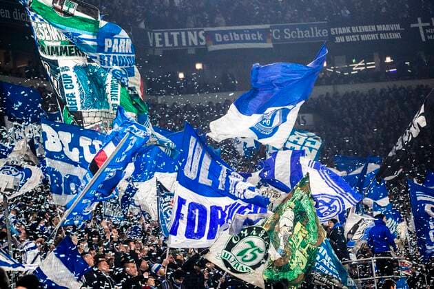 Gelsenkirchen, Deutschland 02.Februar 2019: 1. BL - 18 19 - FC Schalke 04 vs. Bor. Moenchengladbach Die Fans des FC Schalke 04 schmeißen Konfetti for dem Spiel. Feature Symbol Symbolfoto charakteristisch Detail Fankurve Fans Fanblock DFL regulations prohibit any use of photographs as image sequences and or quasi-video. 1. BL - 18 19 - FC Schalke 04 vs. Bor. Moenchengladbach