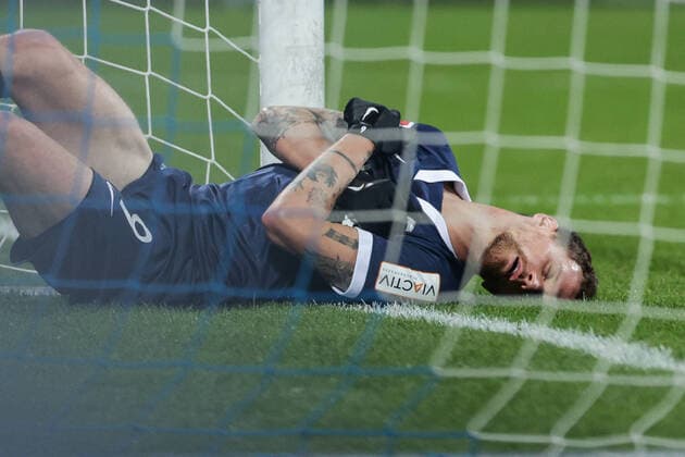 Bilder des Jahres 2020, Sport 12 Dezember Sport Bilder des Tages 18.12.2020, Fussball, Saison 2020 2021, 2. Bundesliga, 13. Spieltag - VfL Bochum 1848 - 1. FC Heidenheim 1846, Simon Zoller (VfL Bochum 1848) schießt das Tor zum 2:0 und verletzt sich dabei. DFL REGULATIONS PROHIBIT ANY USE OF PHOTOGRAPHS AS IMAGE SEQUENCES AND OR QUASI-VIDEO. Bochum Vonovia Ruhrstadion NRW Deutschland xRHR-FOTO DEx