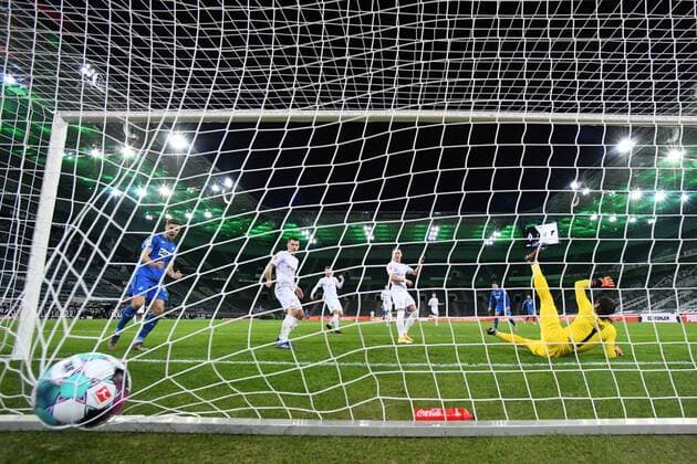 Bilder des Jahres 2020, Sport 12 Dezember 19.12.2020, xmeix, 1.Fussball Bundesliga, Borussia Moenchengladbach - TSG 1899 Hoffenheim, emspor. v.l.n.r, Ausgleich zum 1:1 durch Andrej Kramaric (TSG 1899 Hoffenheim) gegen YANN SOMMER (BORUSSIA MOENCHENGLADBACH) (DFL DFB REGULATIONS PROHIBIT ANY USE OF PHOTOGRAPHS as IMAGE SEQUENCES and or QUASI-VIDEO) Moenchengladbach