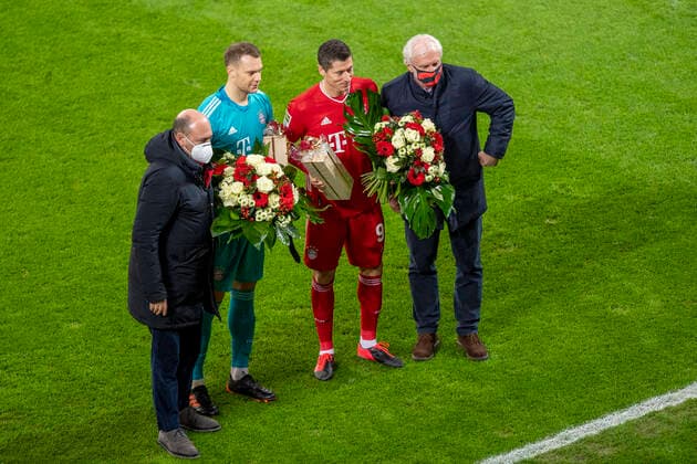 Bilder des Jahres 2020, Sport 12 Dezember Sport Bilder des Tages Fußball: 1. Bundesliga, Saison 2020 2021, 13. Spieltag, Bayer 04 Leverkusen gegen FC Bayern München am 19.12.2020 in der BayArena in Leverkusen. Leverkusens Geschäftsführer Fernando Carro, Welttorhüter Torwart Manuel Neuer, Weltfussballer Robert Lewandowski und Rudi Völler. DFL REGULATIONS PROHIBIT ANY USE OF PHOTOGRAPHS AS IMAGE SEQUENCES AND OR QUASI-VIDEO. Copyright: xInderlied Kirchnerx