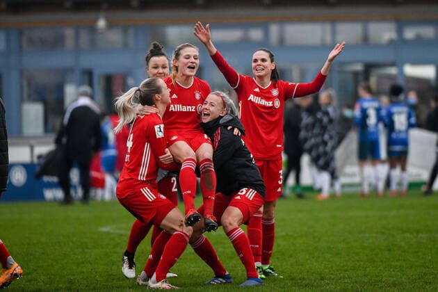 Bilder des Jahres 2020, Sport 12 Dezember Carina Wenninger (FC Bayern Muenchen) feiert mit Hanna Glas (FC Bayern Muenchen), Amanda Ilestedt (FC Bayern Muenchen), Sarah Zadrazil (FC Bayern Muenchen) ihr 200. Bundesligaspiel, GER, SC Sand vs. FC Bayern Muenchen, 12. Spieltag Flyeralarm Fussball Frauen Bundesliga, Spielzeit 2020 2021. GER, SC Sand vs. FC Bayern Muenchen, 12. Spieltag Flyeralarm Fussball Frauen Bundesliga, Spielzeit 2020 2021. Willstaett Copyright: xMemmlerx Eibner-Pressefotox EP_mmr