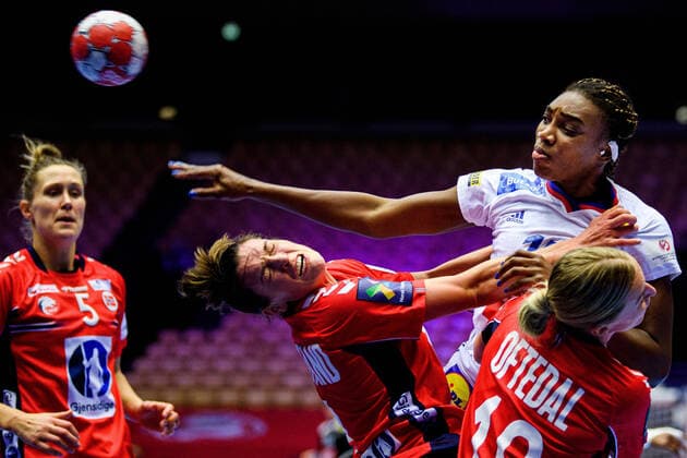 Bilder des Jahres 2020, Sport 12 Dezember Sport Bilder des Tages 201220 Kalidiatou Niakate of France against Stine Ruscetta Skogrand and Stine Bredal Oftedal of Norway during the EHF European Handball Championship final between France and Norway on December 20, 2020 in Herning. Photo: Petter Arvidson BILDBYRAN kod PA PA0140 handball handboll handball ehf euro 2020 em 2020 handball championship 2020 handbolls-em 2020 final france norway norge day 18 dam bbeng frankrike Copyright: PETTERxARVIDSON BB201220PA176