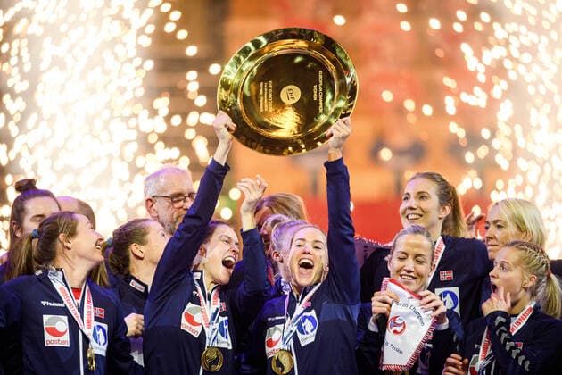 Bilder des Jahres 2020, Sport 12 Dezember Sport Bilder des Tages 201220 Players of Norway celebrate with the winner?s trophy after the EHF European Handball Championship final between France and Norway on December 20, 2020 in Herning. Photo: Petter Arvidson BILDBYRAN kod PA PA0140 handball handboll handball ehf euro 2020 em 2020 handball championship 2020 handbolls-em 2020 final france norway norge day 18 dam bbeng frankrike jubel pokal Copyright: PETTERxARVIDSON BB201220PA269