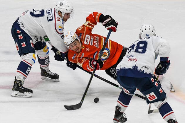 Bilder des Jahres 2020, Sport 12 Dezember Sport Bilder des Tages DEL2, ESV Kaufbeuren vs EC Kassel Huskies 20.12.2020, erdgas schwaben arena, Kaufbeuren, DEL2, ESV Kaufbeuren vs EC Kassel Huskies, im Bild Branden Gracel (Kaufbeuren, 51) mit vollem Körpereinsatz gegen Eric Valentin (Kassel, 27) und Paul Kranz (Kassel, 28)
