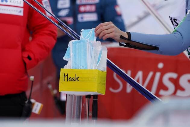 Bilder des Jahres 2020, Sport 12 Dezember Foto Manuel Geisser 20.12.2020 FIS Skisprung Weltcup Engelberg Sonntag Probedurchgang Bild : Mund-Nasen Masken fuer die Skispringer Einzelbild Aktion