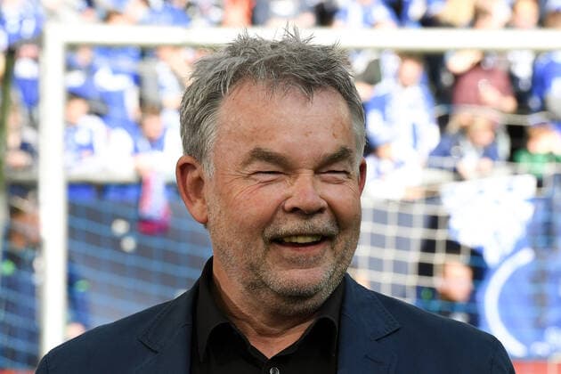 Gelsenkirchen, Deutschland 12. Maerz 2017: 1. BL - 16 17 - FC Schalke 04 vs. FC Augsburg Manfred Breuckmann WDR Reporter Legende Aktion . Einzelbild . Portrait Gesicht lachend laechelnd gut gelaunt grinst grinsend 1. BL - 16 17 - FC Schalke 04 vs. FC Augsburg