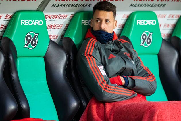 Hannover, Deutschland 15. Dezember 2018: 1.BL - 18 19 - Hannover 96 vs. FC Bayern Muenchen Sandro Wagner (FC Bayern München Muenchen) auf der Bank in Hannover. Feature Symbol Symbolfoto charakteristisch Detail Portrait Gesicht DFL regulations prohibit any use of photographs as image sequences and or quasi-video. 1.BL - 18 19 - Hannover 96 vs. FC Bayern Muenchen