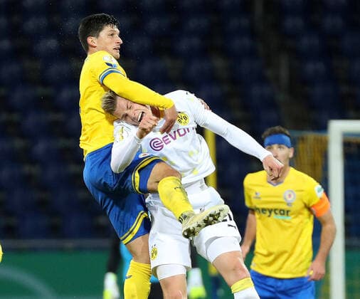 Sport Themen der Woche KW52 Bilder des Jahres 2020, Sport 12 Dezember Sport Bilder des Tages Braunschweig vs. Borussia Dortmund, DFB Pokal Braunschweig, 22.12.2020, FUßBALL - Eintracht Braunschweig vs. Borussia Dortmund, DFB Pokal 2. Runde, Saison 2020 21. Bild zeigt: Jannis Nikolaou (Eintracht Braunschweig), Steffen Tigges (Borussia Dortmund) Braunschweig