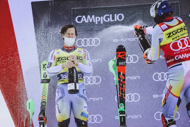 Bilder des Jahres 2020, Sport 12 Dezember Sport Bilder des Tages 22.12.2020, Canalone Miramonti race course, Madonna di Campiglio, ITA, FIS Weltcup Ski Alpin, Slalom, Herren, Siegerehrung, im Bild 2. Platz Sebastian Foss Solevaag (NOR), Sieger Henrik Kristoffersen (NOR), 3. Platz Alex Vinatzer (ITA) 2nd placed Sebastian Foss Solevaag of Norway Winner Henrik Kristoffersen of Norway 3rd placed Alex Vinatzer of Italy during the winner ceremony for the men s Slalom of FIS ski alpine world cup at the Canalone Miramonti race course in Madonna di Campiglio, Italy on 2020 12 22.