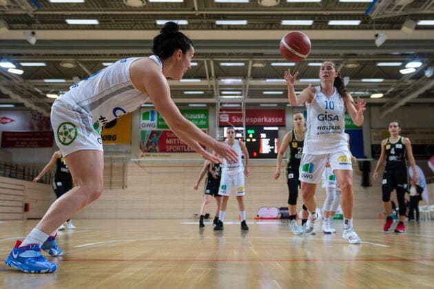 Bilder des Jahres 2020, Sport 12 Dezember Sport Bilder des Tages Eilidh Simpson (41, GISA Lions SV Halle) mit Hechtsprung GISA Lions SV Halle vs. TK Hannover Basketball - 1. Bundesliga - ERDGAS Sportarena Halle (Saale) 23.12.2020 Foto: Holger John Sachsen-Anhalt Deutschland