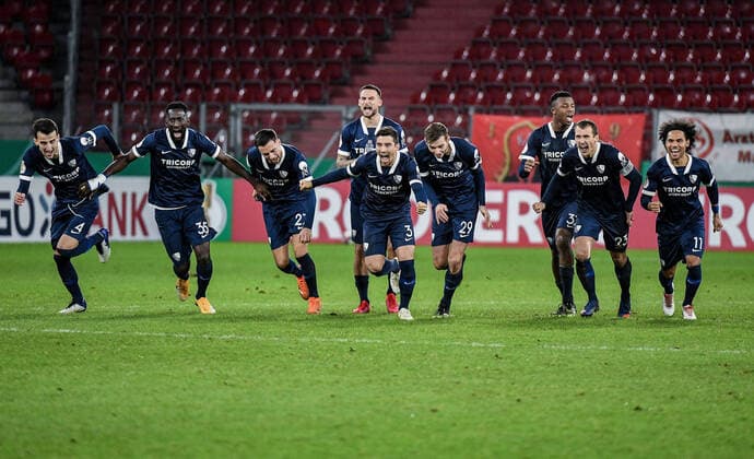 Bilder des Jahres 2020, Sport 12 Dezember Sport Bilder des Tages 23.12.2020, xpsx, Fussball DFB Pokal 2.Runde, 1.FSV Mainz 05 - VfL Bochum v.l. jubel um Patrick Drewes (VfL Bochum) nach dem Elfmetersieg (DFL DFB REGULATIONS PROHIBIT ANY USE OF PHOTOGRAPHS as IMAGE SEQUENCES and or QUASI-VIDEO) emspor Mainz