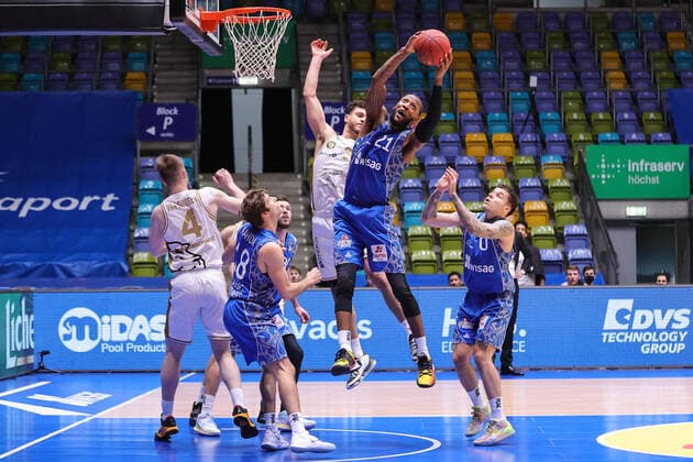 Bilder des Jahres 2020, Sport 12 Dezember Sport Bilder des Tages Fraport Skyliners - Basketball Loewen Braunschweig, easyCredit BBL Rebound von Kamari Murphy (Fraport Skyliners, 21) gegen Gavin Schilling (Loewen Braunschweig, 34). Basketball-Spiel der easyCredit BBL zwischen den Fraport Skyliners und den Basketball Loewen Braunschweig am 26. Dezember 2020 in der Fraport-Arena in Frankfurt am Main., Frankfurt am Main Hessen Deutschland Fraport-Arena