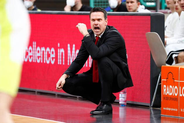 Bilder des Jahres 2020, Sport 12 Dezember 9. Spieltag der easyCredit BBL Basketball Bundesliga in der Oberfrankenhalle in Bayreuth Saison 2020-2021 Medi Bayreuth gegen JobStairs Giessen 46ers Rolf Scholz (JobStairs Giessen 46ers ) Trainer