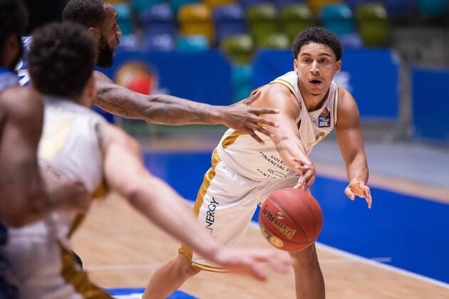 Bilder des Jahres 2020, Sport 12 Dezember Fraport Skyliners - Basketball Loewen Braunschweig, easyCredit BBL James Robinson (Loewen Braunschweig, 8) passt zu einem Mitspieler. Basketball-Spiel der easyCredit BBL zwischen den Fraport Skyliners und den Basketball Loewen Braunschweig am 26. Dezember 2020 in der Fraport-Arena in Frankfurt am Main., Frankfurt am Main Hessen Deutschland Fraport-Arena