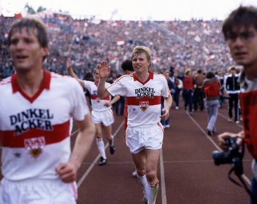 26.05.1984 VfB Stuttgart - Hamburger SV Deutschland, Stuttgart, 26.05.1984, Fussball, Bundesliga, Saison 1983 1984, VfB Stuttgart - Hamburger SV (0:1): Bernd Förster (VfB Stuttgart).