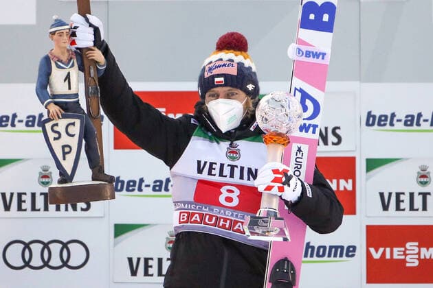 Bilder des Jahres 2021, Sport 01 Januar Sport Themen der Woche KW53 Sport Bilder des Tages Ski jumping, Skispringen, Ski, nordisch - FIS WC Garmisch-Partenkirchen GARMISCH-PARTENKIRCHEN,GERMANY,01.JAN.21 - NORDIC SKIING, SKI JUMPING - FIS World Cup, Four Hills Tournament, large hill, award ceremony. Image shows the rejoicing of Dawid Kubacki (POL). keywords: trophy. GEPAxpictures xMaticxKlansek