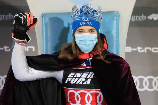 Bilder des Jahres 2021, Sport 01 Januar Sport Themen der Woche KW53 Sport Bilder des Tages ALPINE SKIING - FIS WC Zagreb ZAGREB,CROATIA,03.JAN.21 - ALPINE SKIING - FIS World Cup, slalom, ladies, award ceremony. Image shows the rejoicing of Petra Vlhova (SVK). GEPAxpictures xMarioxBuehner