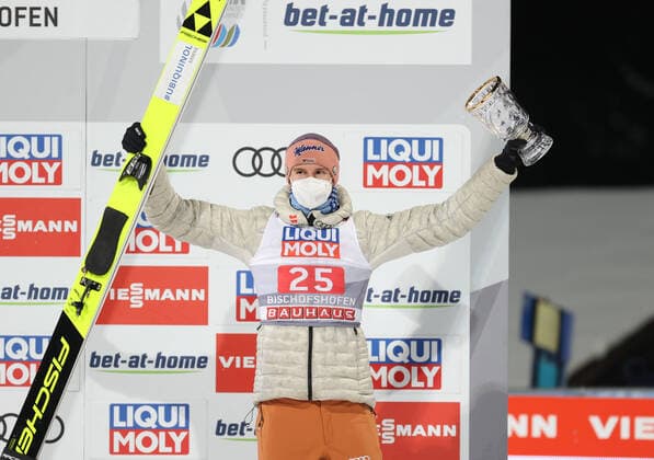 Bilder des Jahres 2021, Sport 01 Januar Sport Themen der Woche KW01 Sport Bilder des Tages Ski jumping, Skispringen, Ski, nordisch - FIS WC Bischofshofen BISCHOFSHOFEN,AUSTRIA,06.JAN.21 - NORDIC SKIING, SKI JUMPING - FIS World Cup, Four Hills Tournament, large hill, award ceremony. Image shows Karl Geiger (GER). Keywords: trophy. GEPAxpictures xChristianxWalgram
