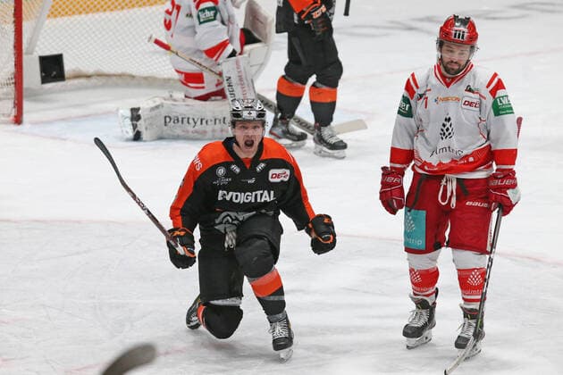 Bilder des Jahres 2021, Sport 02 Februar Sport Themen der Woche KW06 Sport Bilder des Tages Torjubel zum 2:1 Tor durch Torschützen Mike Fischer (Löwen Frankfurt, Nr. 17), gesenkter Kopf von Topscorer Cason Hohmann (EC Bad Nauheim, Nr. 7), Emotionen , Löwen Frankfurt gegen EC Bad Nauheim, DEL2, Eishockey, Saison 2020 2021, 09.02.2021, -