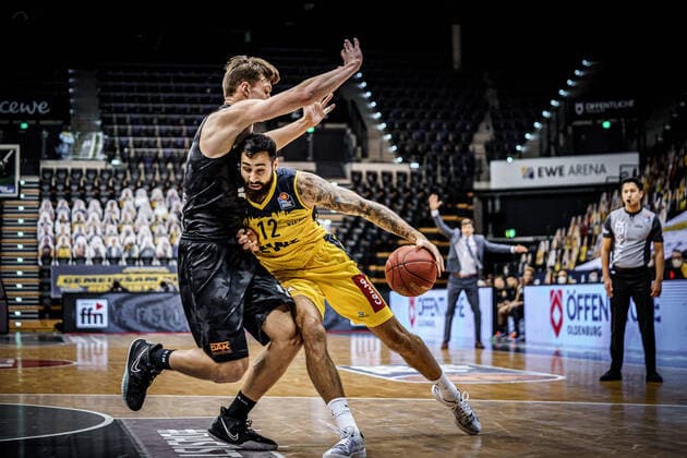 Bilder des Jahres 2021, Sport 02 Februar Sport Themen der Woche KW06 Sport Bilder des Tages Basketball Oldenburg 10.02.2021 Saison 2020 2021 easyCredit BBL: 17. Spieltag: EWE Baskets - Hamburg Towers Basketball Oldenburg 10.02.2021 Saison 2020 2021 easyCredit BBL: 17. Spieltag: EWE Baskets - Hamburg Towers 21 Justus Hollatz, Towers Hamburg 12, Martin Breunig, EWE Baskets Oldenburg nur redaktionelle Verwendung - kommerzielle Verwendung Nutzung nur nach Absprache mit dem Fotografen Oldenburg Deutschland