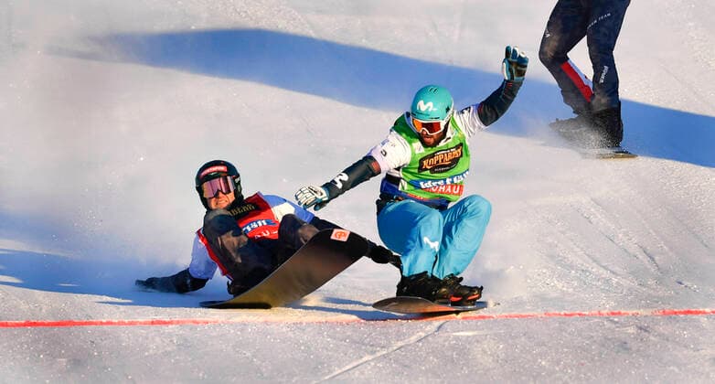 Bilder des Jahres 2021, Sport 02 Februar Sport Themen der Woche KW06 Lucas Eguibar, Spain, green vest right, wins before Alessandro Haemmerle, Austria, the men s big final at the FIS Snowboard Cross World Championships in Idre, Sweden, on Feb. 11, 2021. Photo Anders Wiklund TT code 10040 IDER SWEDEN x10040x