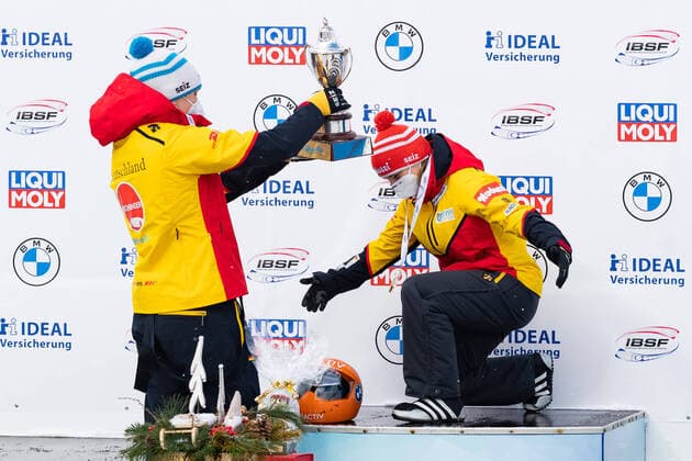 Bilder des Jahres 2021, Sport 02 Februar Sport Themen der Woche KW06 von links: Jacqueline Loelling (GER, Deutschland, Zweitplatzierter, Silbermedaille, silver medal) uebergibt Tina Hermann (GER, Deutschland) den WM-Pokal, 2 12 2021, Altenberg (Deutschland), IBSF World Championships Bobsleigh and Skeleton Altenberg