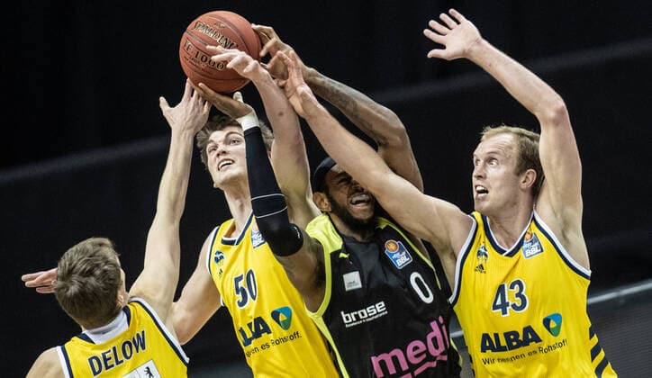 Bilder des Jahres 2021, Sport 02 Februar Sport Themen der Woche KW06 12.02.21, Berlin, Basketball, 1. Bundesliga, easyCredit BBL, Hauptrunde, 18.Spieltag, Mercedes Benz Arena: ALBA Berlin - medi Bayreuth. ALBAs Luke Sikma (r) und Ben Lammers (2.v.l) kaempfen gegen Dererk Pardon (2.v.r) von medi Bayreuth um den Ball. ALBA Berlin - medi Bayreuth