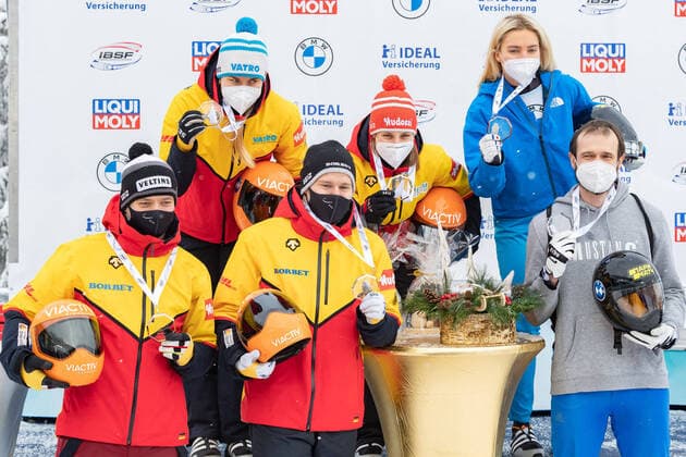 Bilder des Jahres 2021, Sport 02 Februar Sport Themen der Woche KW06 Sport Bilder des Tages von links: Jacqueline Loelling mit Alexander Gassner (GER, Deutschland), Tina Hermann mit Christopher Grotheer (GER, Deutschland), Elena Nikitina mit Alexander Tretiakov (RUS, Russland); Siegerehrung, Award Ceremony; Jubel, celebration, 2 13 2021, Altenberg (Deutschland), IBSF World Championships Bobsleigh and Skeleton Altenberg