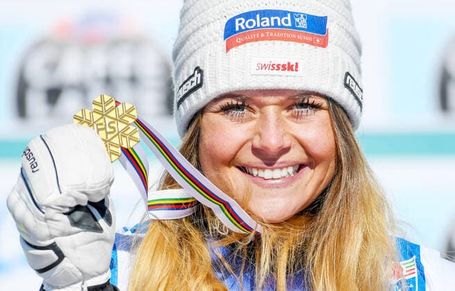 Bilder des Jahres 2021, Sport 02 Februar Sport Themen der Woche KW06 Sport Bilder des Tages FIS Weltmeisterschaft, Ski Alpin, Cortina,Abfahrt, Damen Corinne Suter (SUI) Gold Medaillie und Weltmeisterin Cortina Beluno Italien