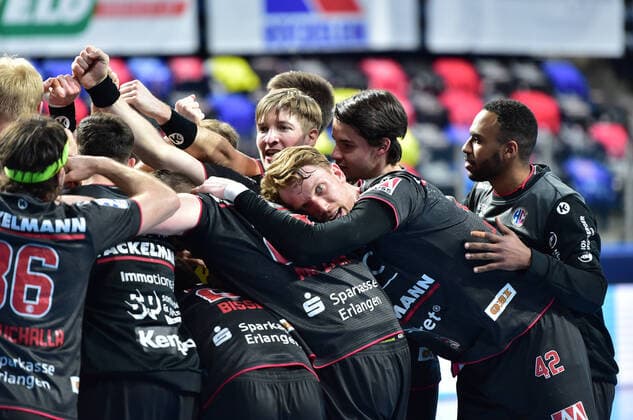Bilder des Jahres 2021, Sport 02 Februar Sport Themen der Woche KW06 13.02.2021 - Handball - 1. Bundesliga LIQUI MOLY HBL - Saison 2020 2021 - 18. Spieltag: HC Erlangen Metropolregion Nürnberg HCE - Füchse Berlin - OGo - Jubelkreis Mannschaft Team nach Spielende
