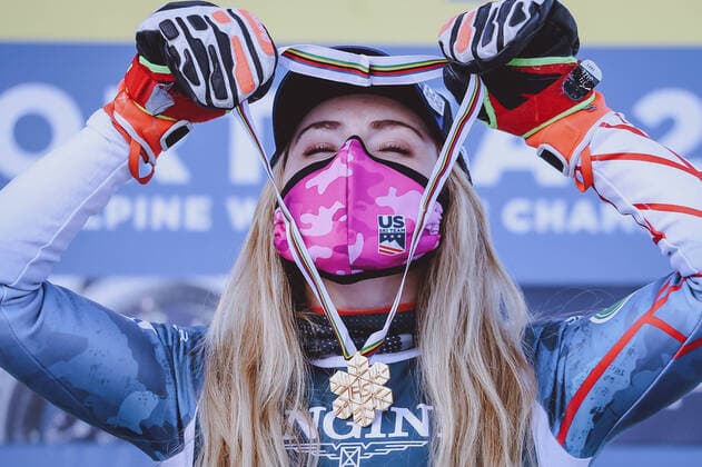 Bilder des Jahres 2021, Sport 02 Februar Sport Themen der Woche KW07 Sport Bilder des Tages ITA, FIS Weltmeisterschaften Ski Alpin, Cortina 2021 15.02.2021, Cortina, ITA, FIS Weltmeisterschaften Ski Alpin, Alpine Kombination, Damen, Siegerehrung, im Bild Goldmedaillen Gewinnerin und Weltmeisterin Mikaela Shiffrin (USA) Gold Medalist and World Champion Mikaela Shiffrin of the USA during the winner ceremony for the women s alpine combined of FIS Alpine Ski World Championships 2021 in Cortina, Italy on 2021 02 15. Cortina Italien