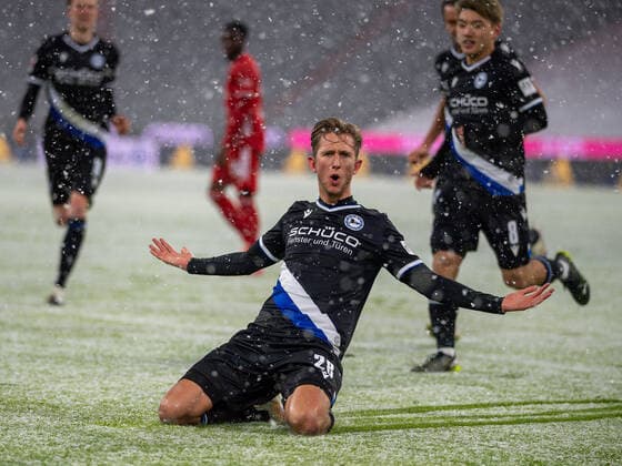 Bilder des Jahres 2021, Sport 02 Februar Sport Themen der Woche KW07 Sport Bilder des Tages GER, FC Bayern Muechen vs. Arminia Bielefeld, Fussball, Bundesliga, 21. Spieltag, Saison 2020 2021, 15.02.2021 Tor zum 1:0 durch Michael Vlap (DSC Arminia Bielefeld 28), GER, FC Bayern Muechen vs. Arminia Bielefeld, Fussball, Bundesliga, 21. Spieltag, Saison 2020 2021, 15.02.2021, DFB DFL regulations prohibit any use of photographs as image sequences and or quasi-video., Foto: EIBNER Sascha Walther POOL Muenchen Allianz Arena Bayern Deutschland
