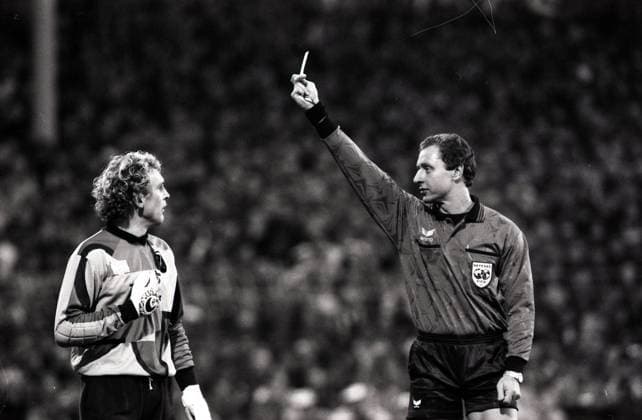 06.11.93 SC Freiburg - VfB Stuttgart Deutschland, Freiburg, 06.11.1993, Fussball, Bundesliga, Saison 1993 1994, SC Freiburg - VfB Stuttgart (2:1): v.l. Jörg Schmadtke (SC Freiburg), Adrian Hellmut Krug (Schiedsrichter).